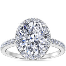 Anillo de compromiso clásico con diamante de talla ovalada y halo en oro blanco de 18 k